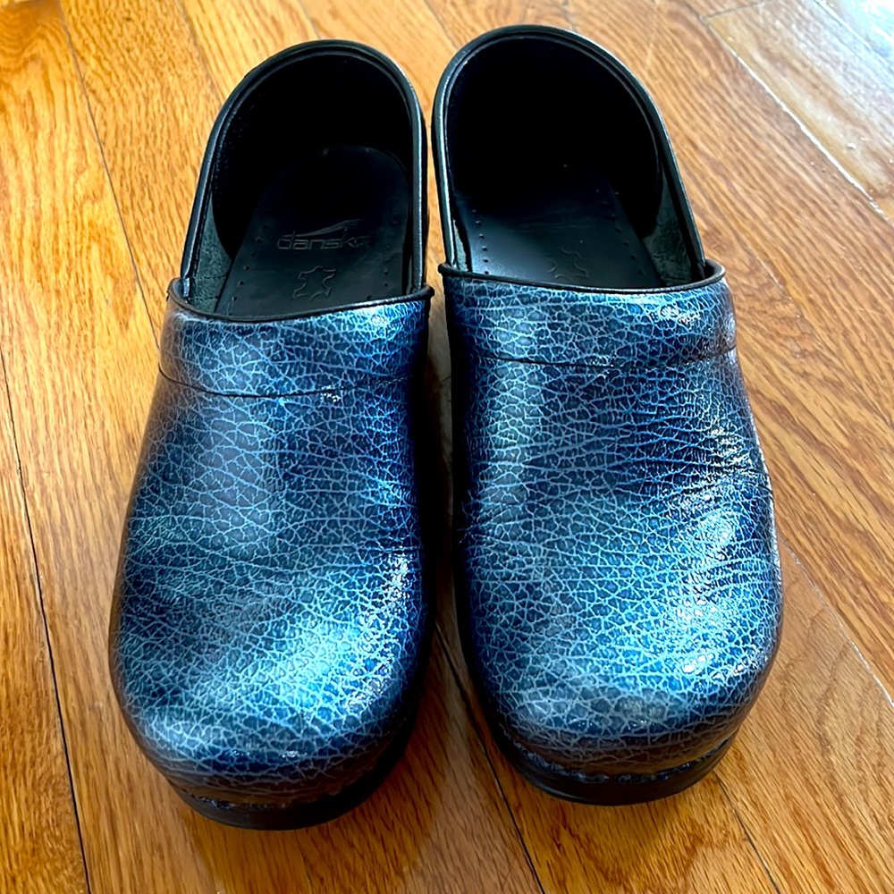 Like new gorgeous snakeskin print blue Dansko professional clogs size 37